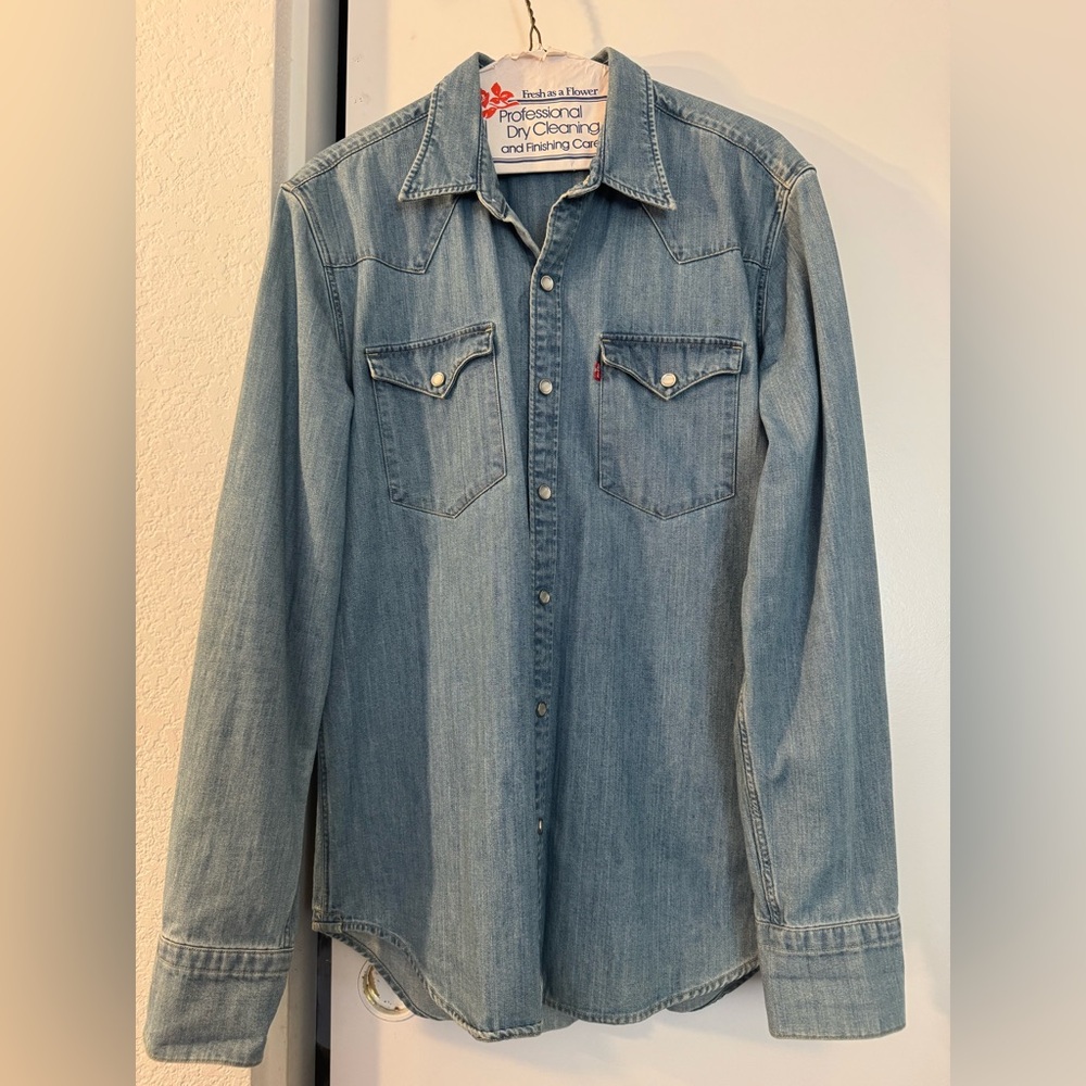 Levi’s Men’s Barstow Western Denim Shirt